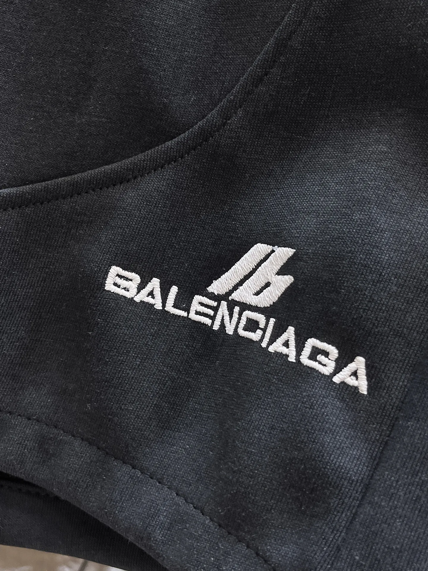 Balenciaga's three-standard complete 2026 summer New Arrival men's casual shorts, advanced custom-made Breathable fabric, Breathable fabric, extremely stretchy and comfortable, impeccable details, top-grade accessories, original logo design concept, delicate and soft feel! The upper body fit is awesome! Size: M-XXXL Please state your height and weight when ordering
